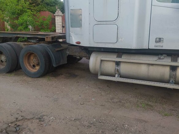 1999 Freightliner Century Class, серебристый, 400000 рублей - вид 2