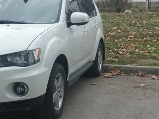 2011 Mitsubishi Outlander II Рестайлинг, белый, 999999 рублей, вид 1