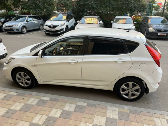 2013 Hyundai Solaris I, белый, 900000 рублей - вид 3