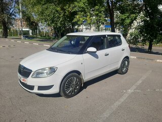 2011 Skoda Fabia II Рестайлинг, белый, 420000 рублей, вид 1