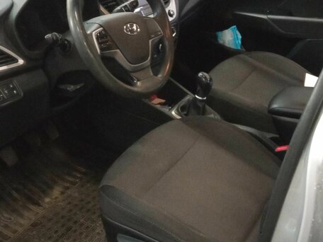 2018 Hyundai Solaris II, серебристый, 699000 рублей, вид 5