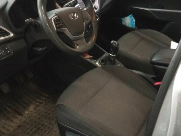 2018 Hyundai Solaris II, серебристый, 699000 рублей - вид 4