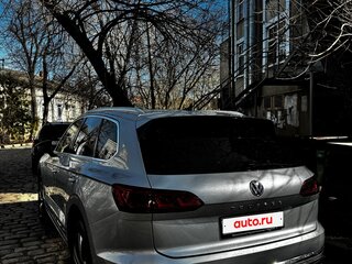 2020 Volkswagen Touareg III, серебристый, 5350000 рублей, вид 4