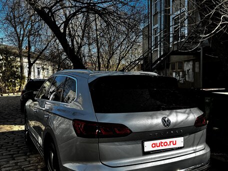 2020 Volkswagen Touareg III, серебристый, 5350000 рублей, вид 4