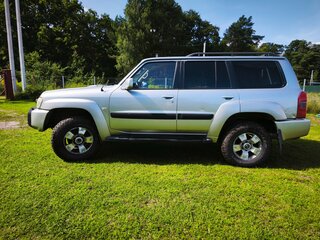 2004 Nissan Patrol V (Y61) Рестайлинг, серебристый, 700000 рублей, вид 2