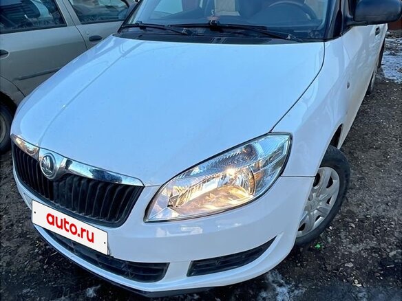 2013 Skoda Fabia II Рестайлинг, белый, 700000 рублей - вид 1