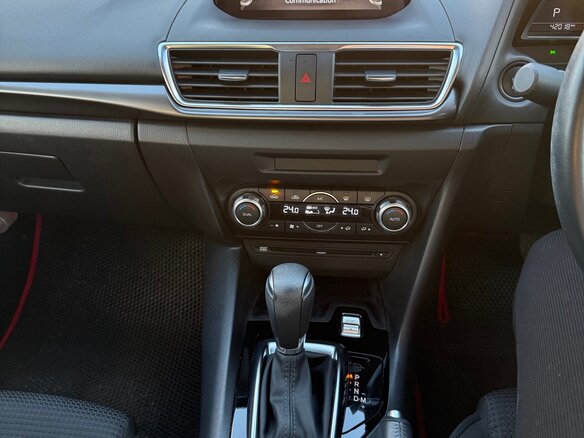 2016 Mazda Axela III Рестайлинг, красный, 1500000 рублей - вид 11