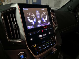 2020 Toyota Land Cruiser 200 Series Рестайлинг 2, белый, 9200000 рублей, вид 3