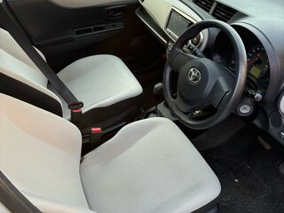 2012 Toyota Vitz III (XP130), серебристый, 760000 рублей, вид 5