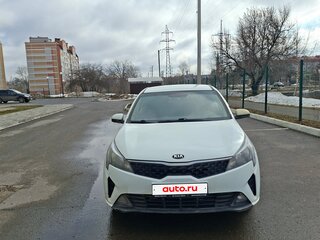 2020 Kia Rio IV Рестайлинг, белый, 1300000 рублей, вид 1