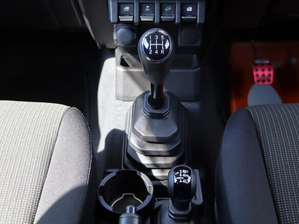 2023 Suzuki Jimny Sierra IV, белый, 1725000 рублей - вид 12