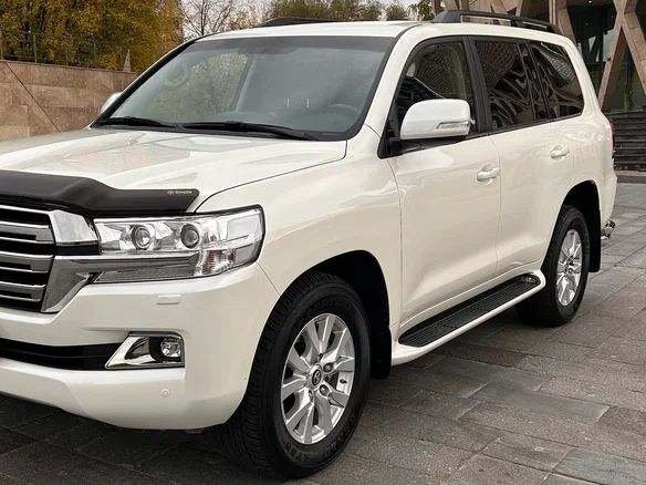 2019 Toyota Land Cruiser 200 Series Рестайлинг 2, белый, 9200000 рублей