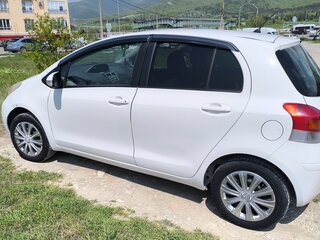 2009 Toyota Vitz II (XP90), белый, 650000 рублей, вид 3