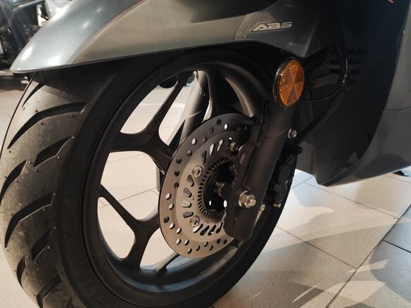 2025 Honda PCX 160, серый, 499900 рублей - вид 12