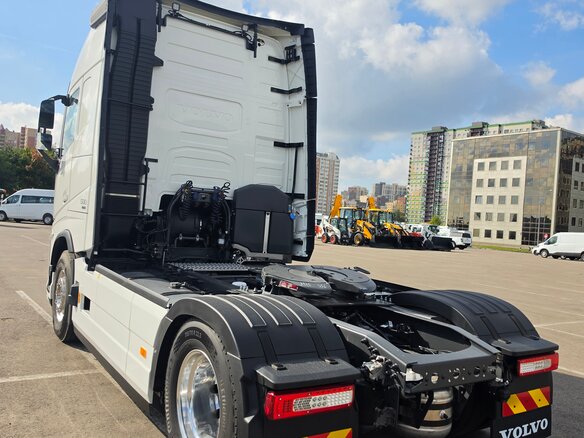 2026 Volvo FH, белый, 20000000 рублей - вид 4