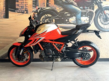 2022 KTM 1290 Super Duke R Evo, оранжевый, 1690000 рублей, вид 4