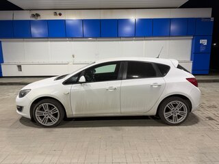 2013 Opel Astra J Рестайлинг, белый, 999999 рублей, вид 4