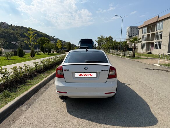 2012 Skoda Octavia II (A5) Рестайлинг, белый, 1390000 рублей - вид 2