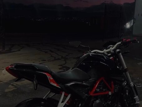 2017 Benelli TNT 302S, чёрный, 225000 рублей, вид 2