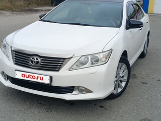 2013 Toyota Camry VII (XV50), белый, 1630000 рублей, вид 1