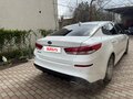 2019 Kia Optima IV Рестайлинг, белый, 2200000 рублей - вид 2