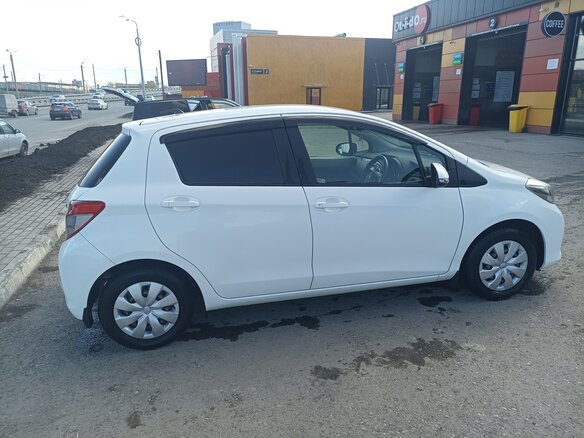 2013 Toyota Vitz III (XP130), белый, 820000 рублей - вид 5