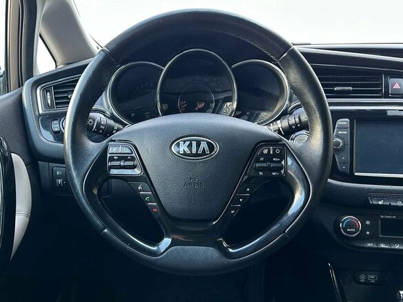 2017 Kia Ceed II Рестайлинг, коричневый, 1420000 рублей - вид 11