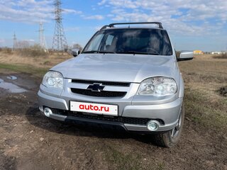 2012 Chevrolet Niva I Рестайлинг, серебристый, 560000 рублей, вид 2