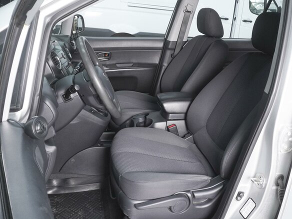 2011 Kia Carens II (UN), серебристый, 850000 рублей - вид 9