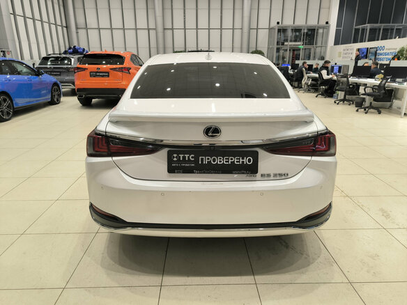 2020 Lexus ES 250 VII, белый, 4220000 рублей - вид 5