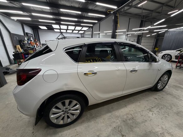 2013 Opel Astra J Рестайлинг, белый, 890000 рублей - вид 4