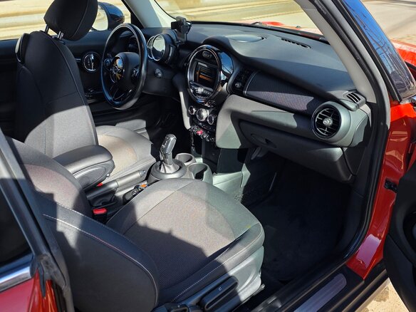 2018 Mini Hatch Cooper III (F55/F56) Рестайлинг, оранжевый - вид 8