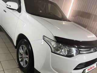 2014 Mitsubishi Outlander III Рестайлинг, белый, 1700000 рублей, вид 3