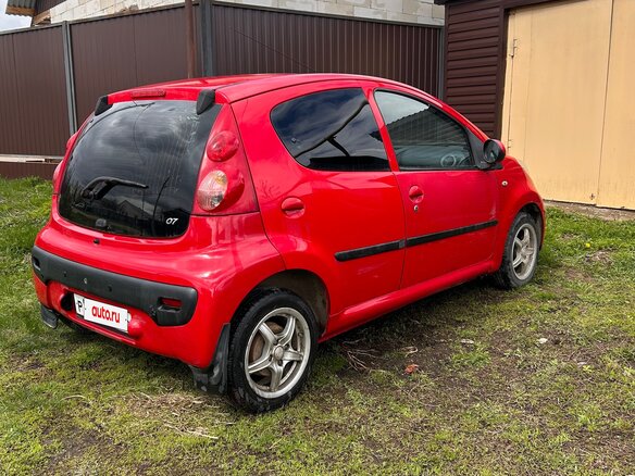 2008 Peugeot 107 I, красный, 390000 рублей - вид 1