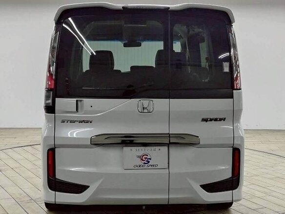 2017 Honda Stepwgn Spada V Рестайлинг, белый, 1600000 рублей - вид 3
