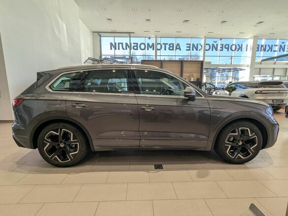 2026 Volkswagen Touareg III Рестайлинг, серый, 12490000 рублей - вид 2