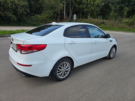 2016 Kia Rio III Рестайлинг, белый, 920000 рублей, вид 4