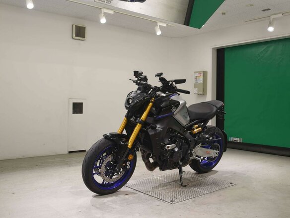 2024 Yamaha MT-09 (FZ-09), серебристый - вид 3