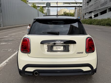 2023 Mini Hatch Cooper III (F55/F56) Рестайлинг 2, белый, 2350000 рублей, вид 4