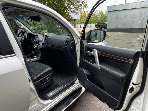 2019 Toyota Land Cruiser 200 Series Рестайлинг 2, белый, 9500000 рублей - вид 14