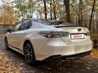 2021 Toyota Camry VIII (XV70) Рестайлинг, белый, 3700000 рублей, вид 4