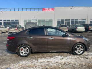 2016 Kia Rio III Рестайлинг, коричневый, 900000 рублей, вид 2