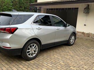2022 Chevrolet Equinox III Рестайлинг, серебристый, 2050000 рублей, вид 2