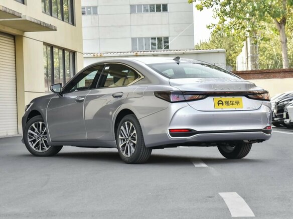 2026 Lexus ES 200 VII Рестайлинг 2, серебристый, 5690000 рублей - вид 4