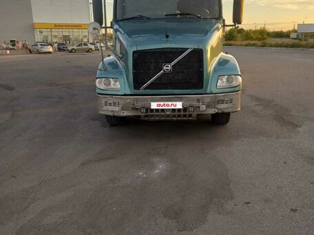 1999 Volvo VNL, зелёный, 2250000 рублей, вид 1