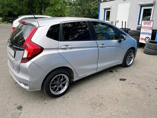 2018 Honda Fit III Рестайлинг, серый, 1049000 рублей, вид 3
