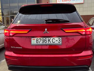 2022 Mitsubishi Outlander IV, красный, 3600000 рублей, вид 5