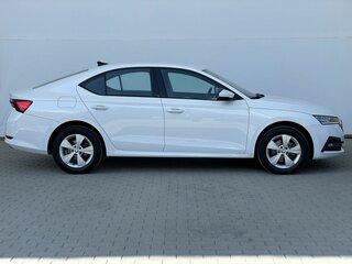 2021 Skoda Octavia IV (A8), белый, 2099000 рублей, вид 4