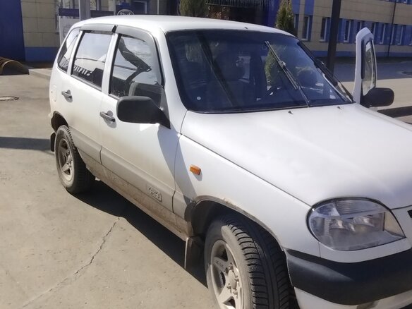 2003 Chevrolet Niva I, белый, 215000 рублей