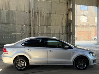 2016 Volkswagen Polo V Рестайлинг, серебристый, 1070000 рублей, вид 4